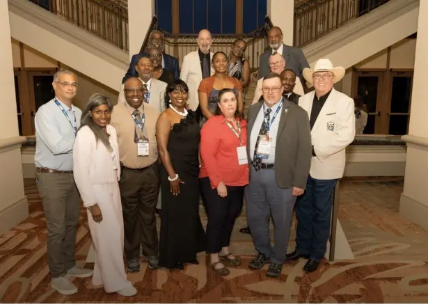 DAV members and guests share a moment together in Orlando.